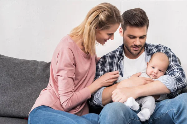 A szülők a baba fiú — Stock Fotó