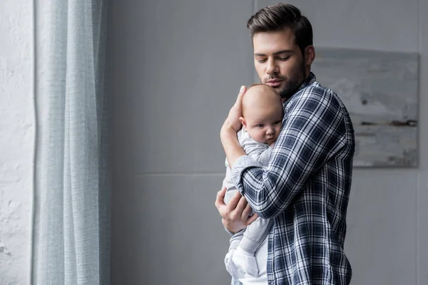 Vater umarmt seinen Sohn — Stockfoto