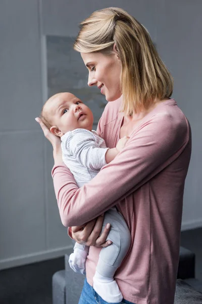 Mother holding her son — Stock Photo, Image