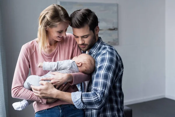 A szülők a baba fiú — Stock Fotó