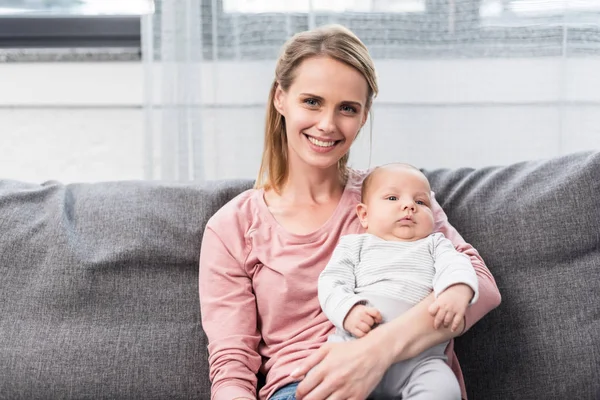 Madre che tiene in braccio suo figlio — Foto Stock