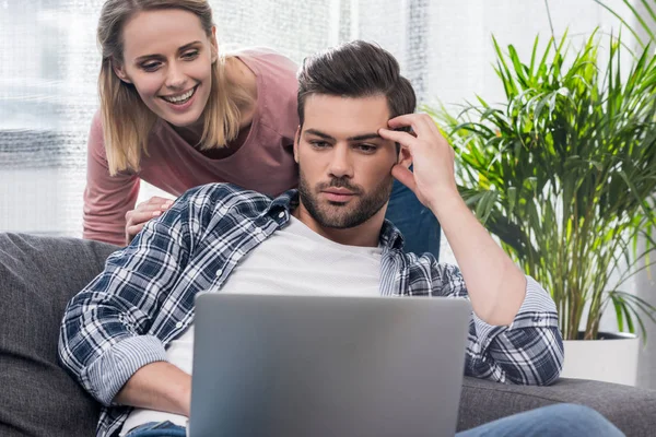 Pareja usando portátil — Foto de Stock