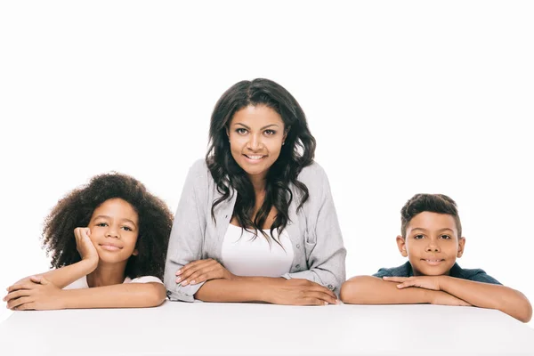 Gelukkig Afro-Amerikaanse moeder met kinderen — Stockfoto