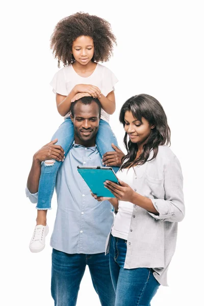 Αφρικανική αμερικανική οικογένεια με ψηφιακή δισκίο — Φωτογραφία Αρχείου