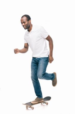 kaykay ile Afrika kökenli Amerikalı adam