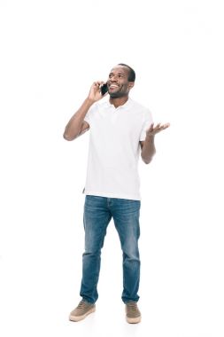 Akıllı telefondan konuşan Afrikalı Amerikalı. 