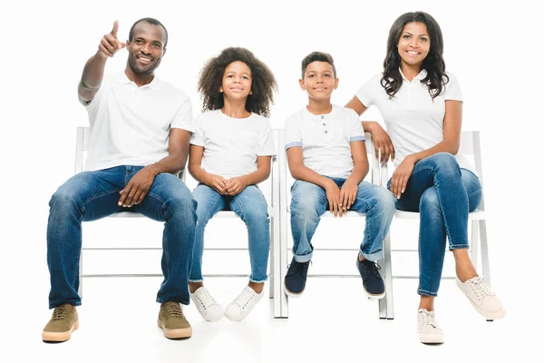 Família afro-americana sentada em cadeiras — Fotografia de Stock