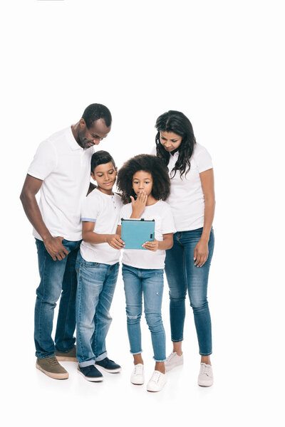 Африканская американская семья с цифровым планшетом
 