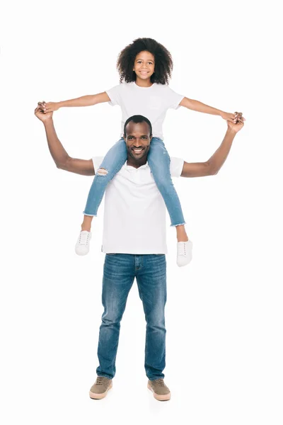 Афроамериканський батько носить дочку — стокове фото