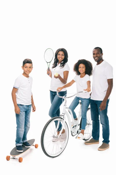 Famiglia afro-americana con attrezzature sportive — Foto Stock