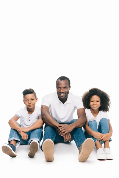 Счастливый африканский американский отец с детьми — стоковое фото
