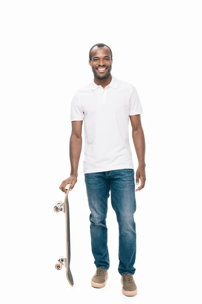 Africano homem americano com skate — Fotografia de Stock