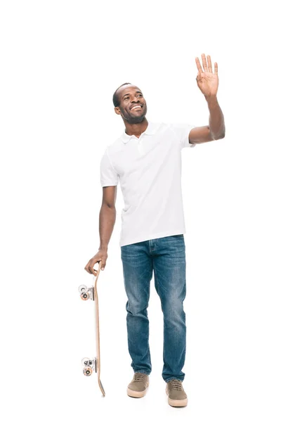 Афроамериканський чоловік зі скейтбордом — стокове фото