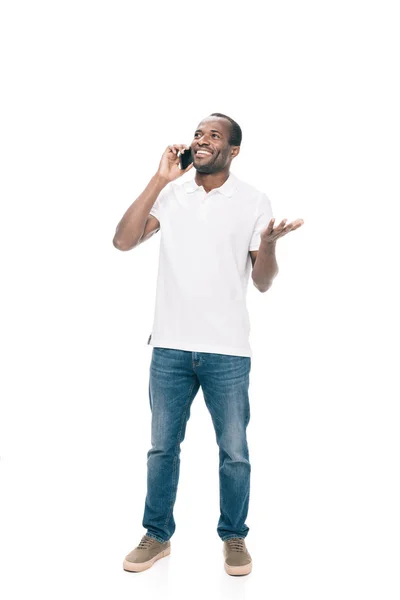 Africký Američan mluví na chytrém telefonu — Stock fotografie