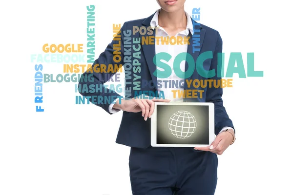 Geschäftsfrau präsentiert digitales Tablet — Stockfoto