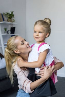 Anne okula hazırlanması kızı