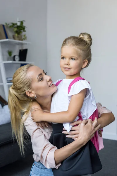 Anne okula hazırlanması kızı