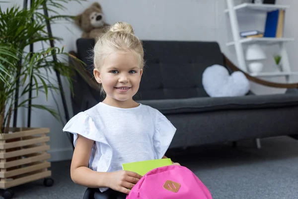 Pequena estudante com mochila — Fotografia de Stock