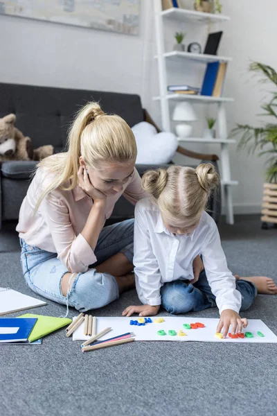 Mãe e filha aprendendo matemática — Fotografia de Stock