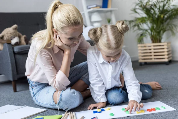 Mother and daughter learning mathematics — Stock Photo, Image