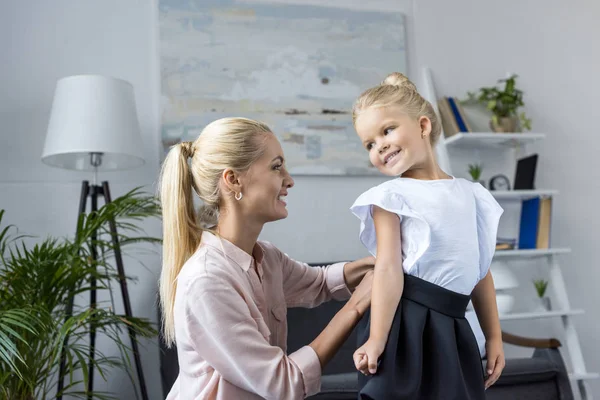 Madre vistiendo hija a la escuela —  Fotos de Stock