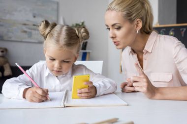 Anne ve kızı matematik öğrenme