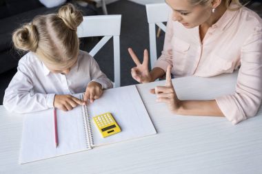 Anne ve kızı matematik öğrenme