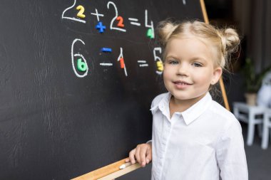 sayılar okuyan çocuk