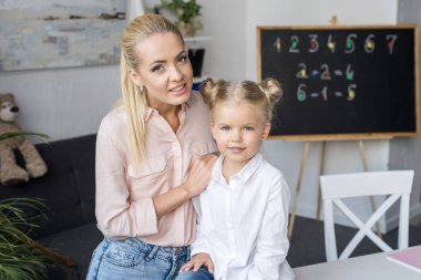 güzel anne ve kızı