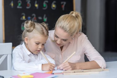 Anne ve kızı ile kalem çizim 