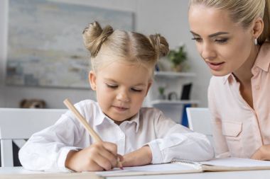 Annesiyle çocuk çizimi