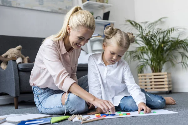 Mother and daughter learning numbers — Stock Photo, Image