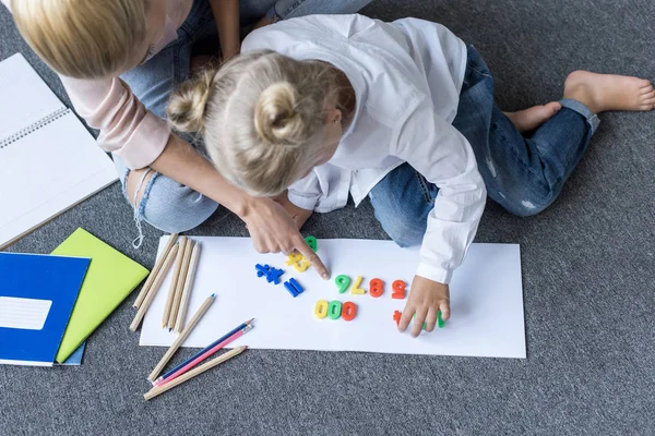 Mother and daughter learning numbers — Stock Photo, Image