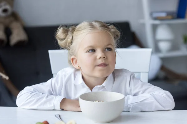 Child eating breakfast — Stock Photo, Image