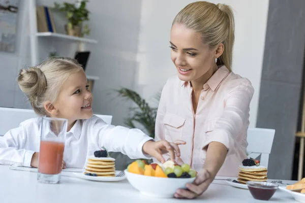 Anne ve kızı having kahvaltı — Stok fotoğraf