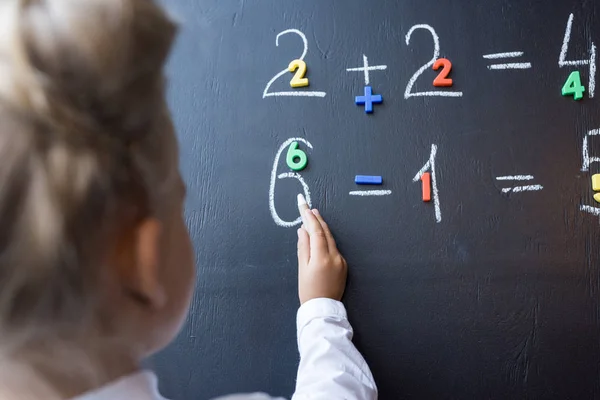 Kind studiert Zahlen — Stockfoto