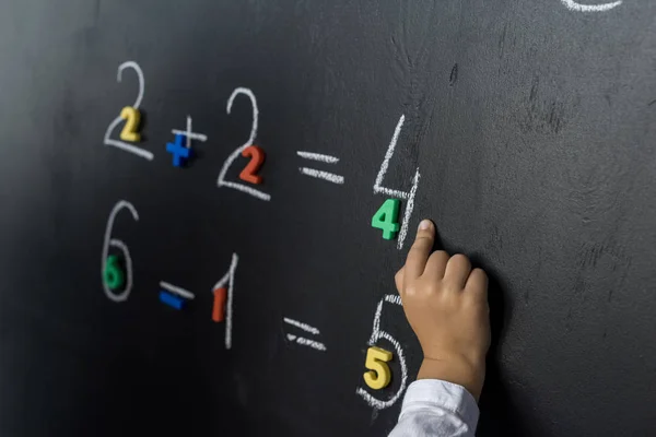 Niño estudiando números — Foto de Stock