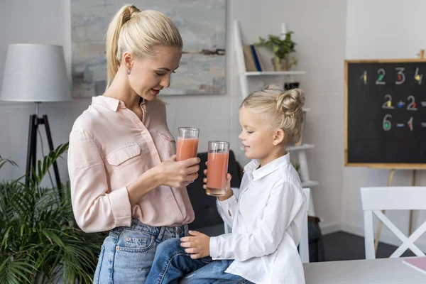 Madre e figlia con succo — Foto Stock