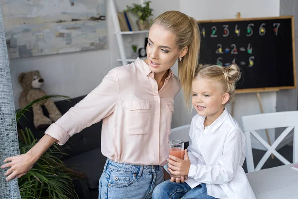 Mother and daughter with juice — Free Stock Photo