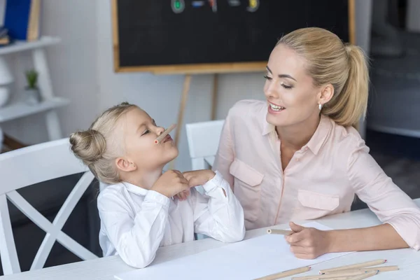 Madre e figlia con matite — Foto Stock