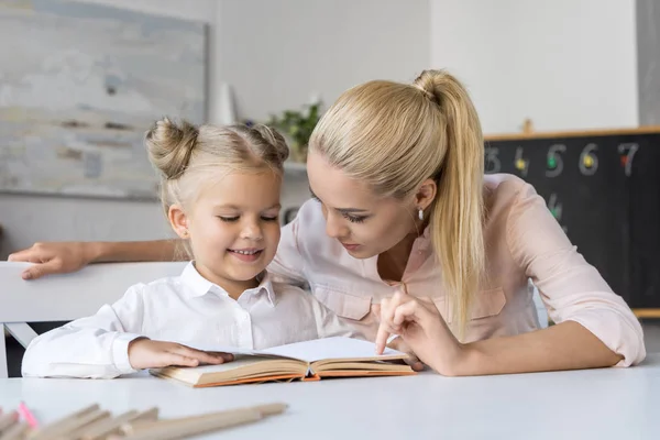 Moeder en dochter lezen boek — Stockfoto