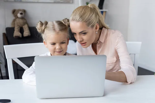 母亲和女儿使用笔记本电脑 — 图库照片