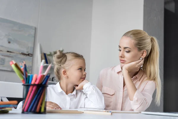 Madre e hija haciendo la tarea — Foto de Stock