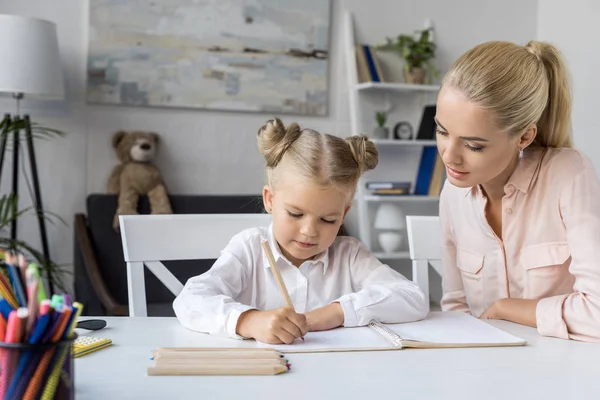 Annesiyle çocuk çizimi