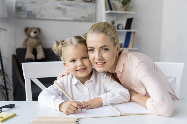 Kindertekening met moeder — Stockfoto