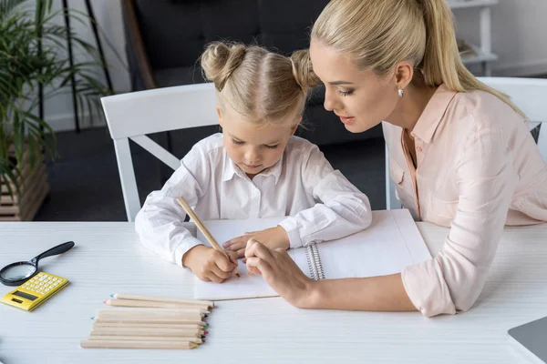 Moeder en dochter maken huiswerk — Stockfoto
