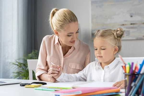 Madre e hija dibujando juntas —  Fotos de Stock