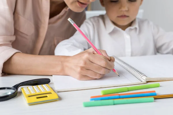 Mãe e filha desenhando juntas — Fotografia de Stock