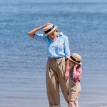 Mor och dotter promenader på stranden