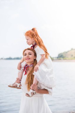 Anne taşıyan kız